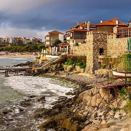 Flower Street Provides With Free Wifi, Air Conditioning * Napospart