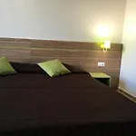 Flower Street Provides With Free Wifi, Air Conditioning *