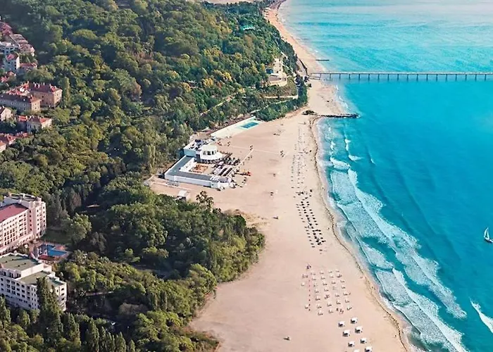 Flower Street Provides With Free Wifi, Air Conditioning