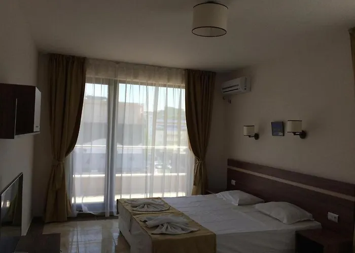 Flower Street Provides With Free Wifi, Air Conditioning 阳光海滩